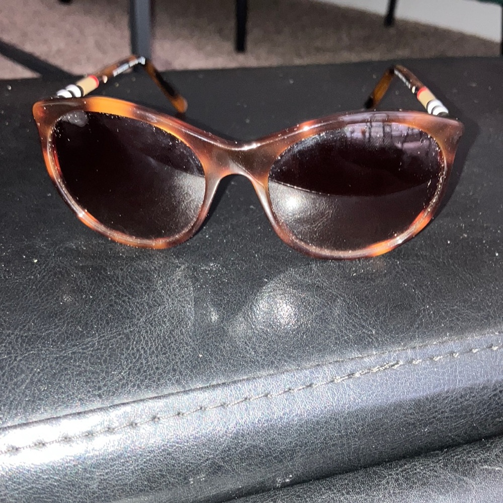 BURBERRY Cat Eyes Shades